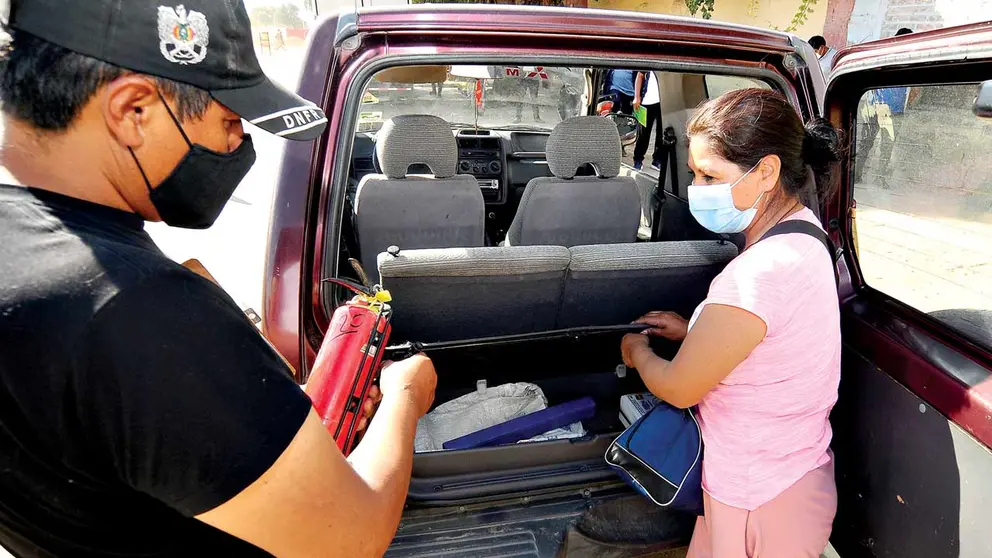 Un uniformado inspecciona accesorios de un vehículo. NOÉ PORTUGAL