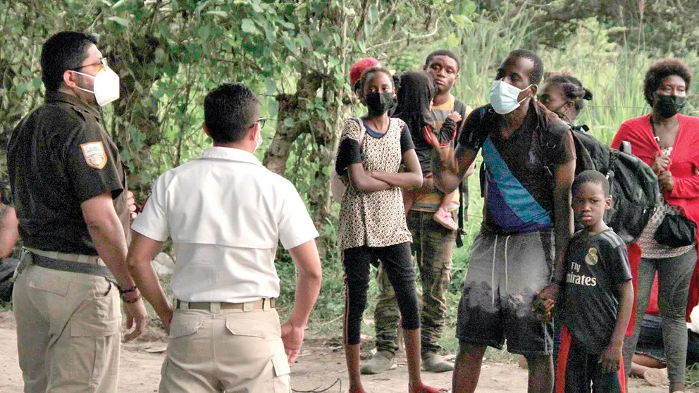 Funcionarios del Instituto Nacional de Migración y elementos de la Guardia Nacional detienen a migrantes haitianos. EFE