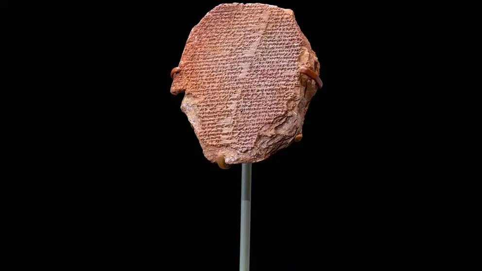 La llamada "Tabla de Gilgamesh" es vista durante una ceremonia de repatriaci&oacute;n en el Instituto Smithsonian en in Washington (EEUU). EFE