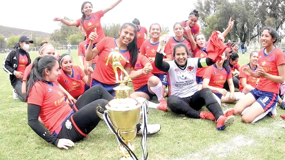 Las futbolistas celebran el título que conquistaron en la final del fútbol femenino. RUBÉN RODRÍGUEZ