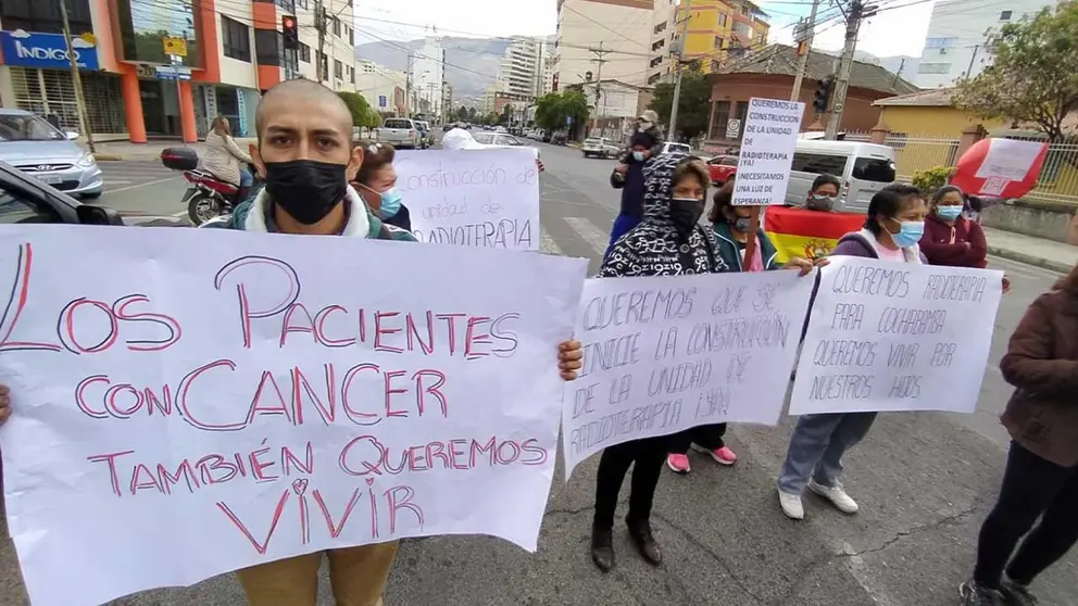 Pacientes con cáncer protestan en inmediaciones de la avenida Oquendo. DICO SOLÍS