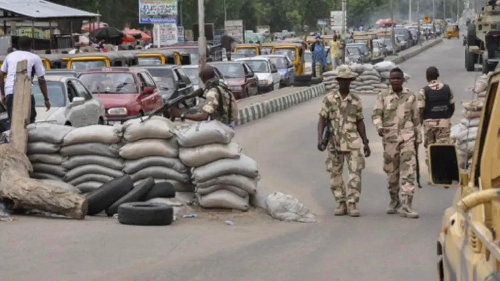 Militares nigerianos en un puesto de control de seguridad en Maiduguri, noreste de Nigeria, en una imagen de archivo. EFE