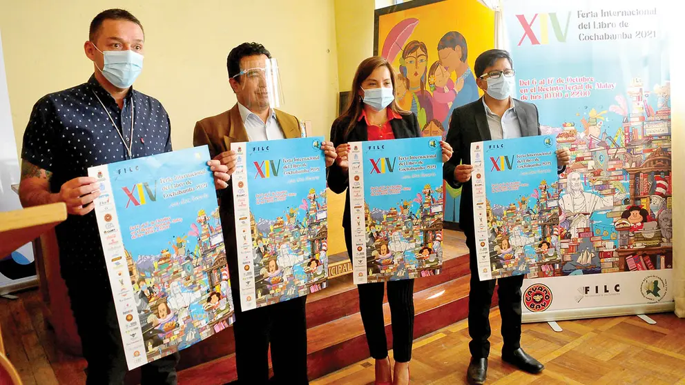 El pintor Álex Urquidi, el presidente de la Cámara del Libro, Boris Vargas,  la secretaria Mariela Jiménez y el gerente de la Cámara, Israel Villarroel.  NOÉ PORTUGAL