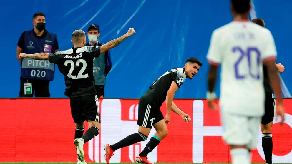 El delantero del Sheriff Tiraspol Jasurbek Yakhshiboev (c) festeja tras anotarle al Real Madrid por la Champions, en el Santiago Bernabéu. EFE