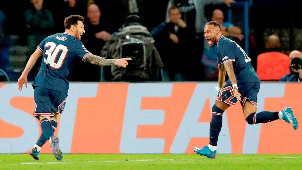 Lionel Messi del Paris Saint Germain celebra un gol con su compañero de equipo Neymar Jr durante el partido de fútbol. EFE