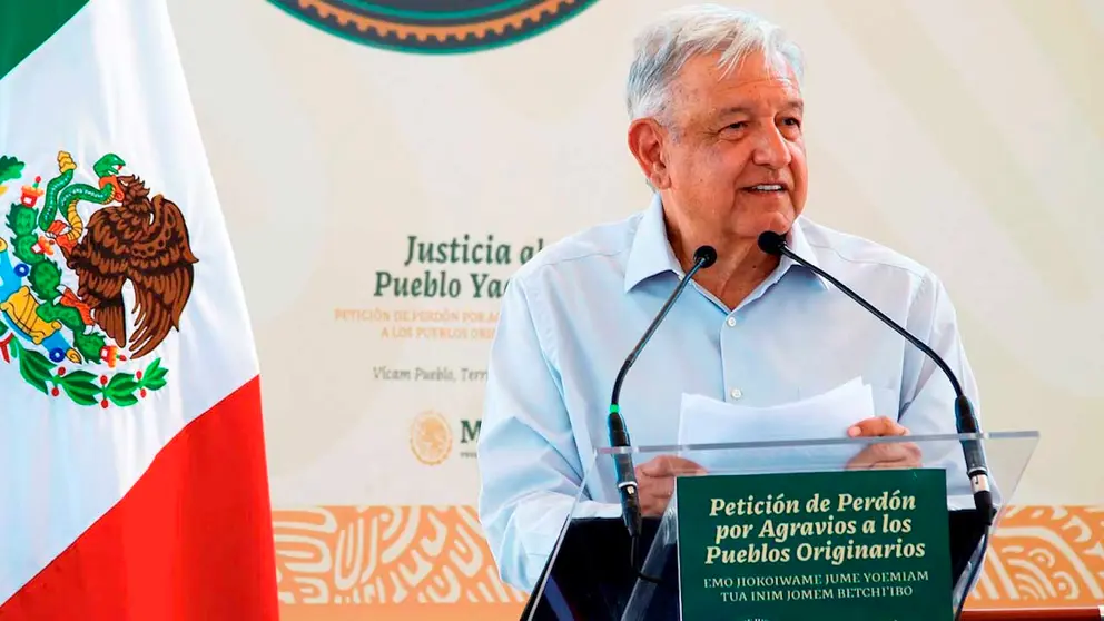 Fotografía cedida hoy por la Presidencia de México, del mandatario mexicano Andrés Manuel López Obrador, durante una conferencia de prensa en la ciudad de Guaymas, estado de Sonora (México). EFE