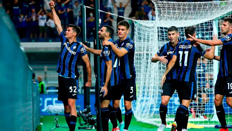 Matteo Pessina (i) festeja con sus compañeros e hinchas del Atalanta el gol del triunfo 1-0 ante Young Boys por la Champions. EFE