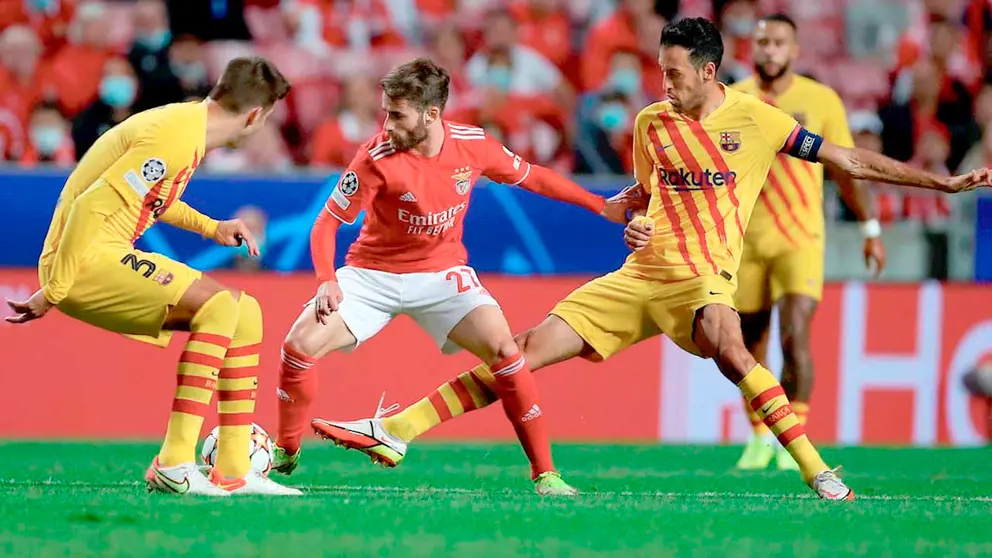 El jugador del Benfica Rafa Silva (C) en acción contra los jugadores del FC Barcelona Gerard Piquet (L) y Sergio Busquets (R) durante el partido de fútbol del grupo E de la Liga de Campeones de la UEFA Benfica vs FC Barcelona en Lisboa. EFE