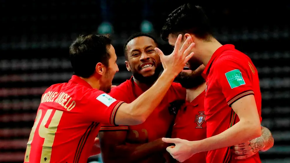 Miguel Angelo, Pany, Ricardinho, y Andre Coelho celebran una conquista de Portugal en el Mundial de futsal. EFE