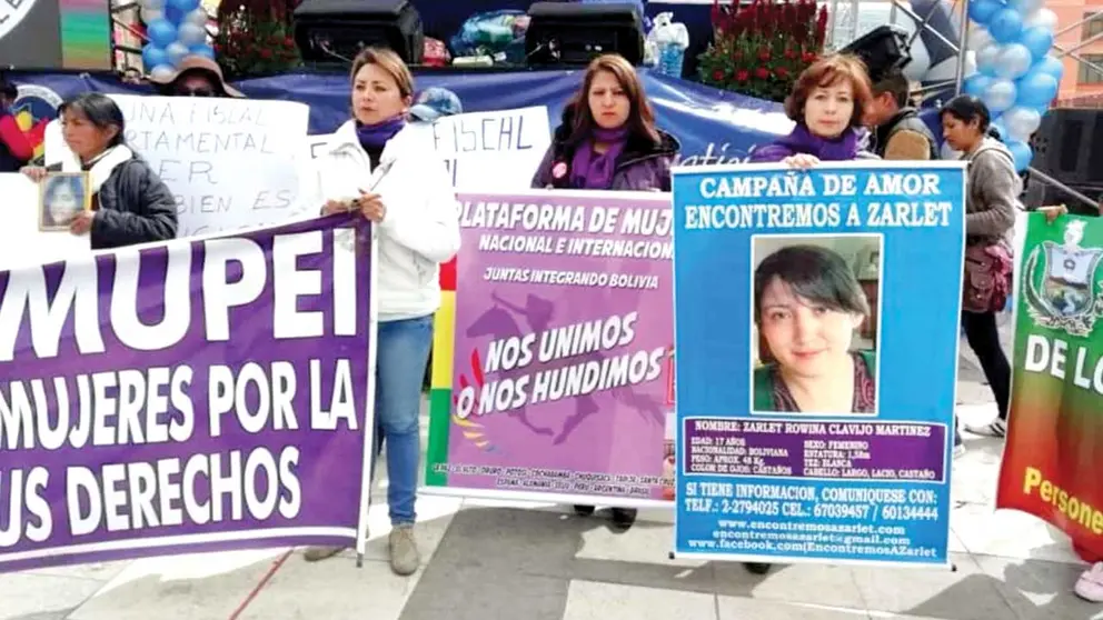 Marcela Martínez sostiene un cartel con la fotografía de Zarlet durante una campaña contra la trata y tráfico de personas. ZARLET ILUMINA 