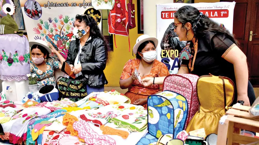 Expositores de una feria que se desarrolla en Cochabamba. Rubén RodrÍguez