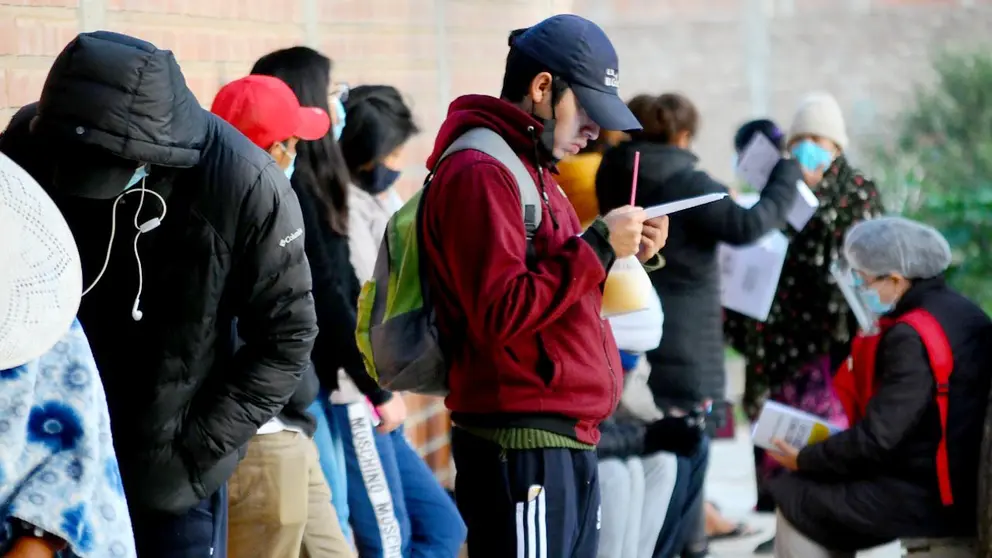 Un grupo de personas hace fila para recibir atención médica. NOÉ PORTUGAL