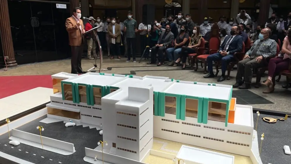 El alcalde de Cochabamba, Manfred Reyes Villa, presenta el proyecto de hospitales para ele este y oeste, ante autoridades y medios de comunicación. ALEJANDRO ORELLANA