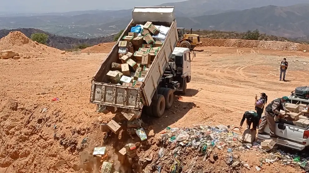 Destrucci&oacute;n de productos decomisados por el Senasag en Cochabamba. Foto: Senasag Cochabamba.