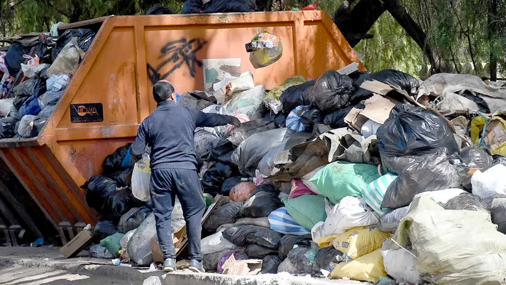 Un contendor inundado de basura en la ciudad. NOÉ PORTUGAL