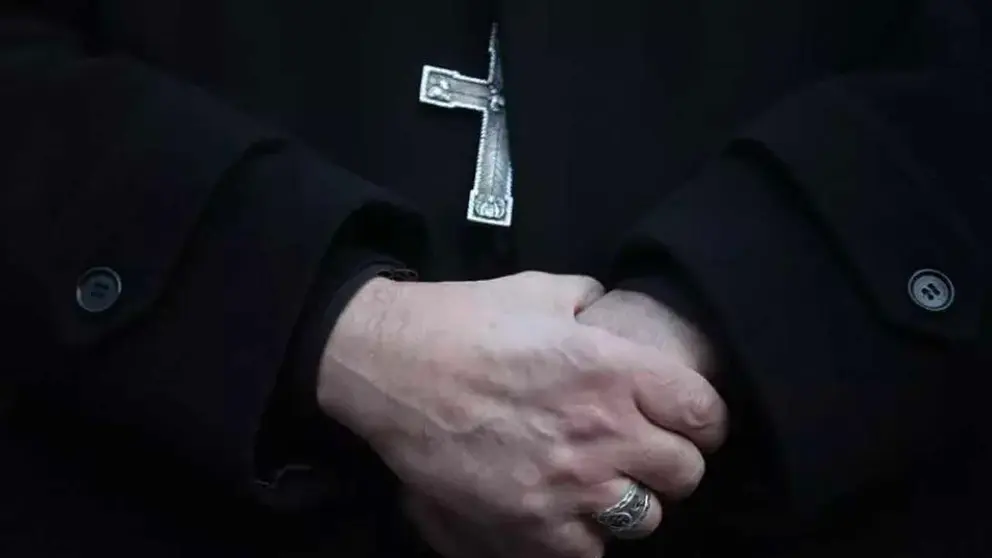 Fotografía ilustrativa de las manos de un sacerdote. EFE