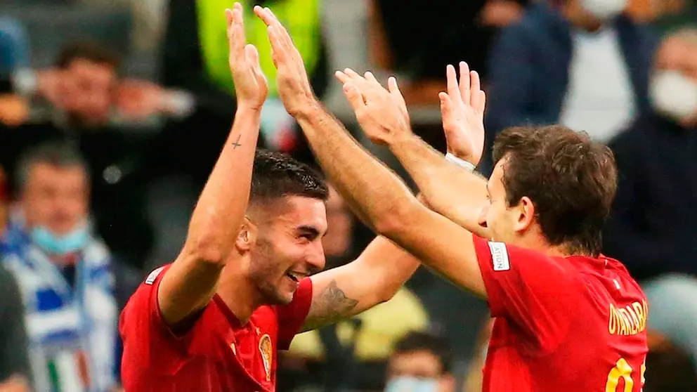 Ferran Torres y Mikel Oyarzabal, jugadores de España, celebran uno de los goles a Italia por la UEFA Nations League. EFE