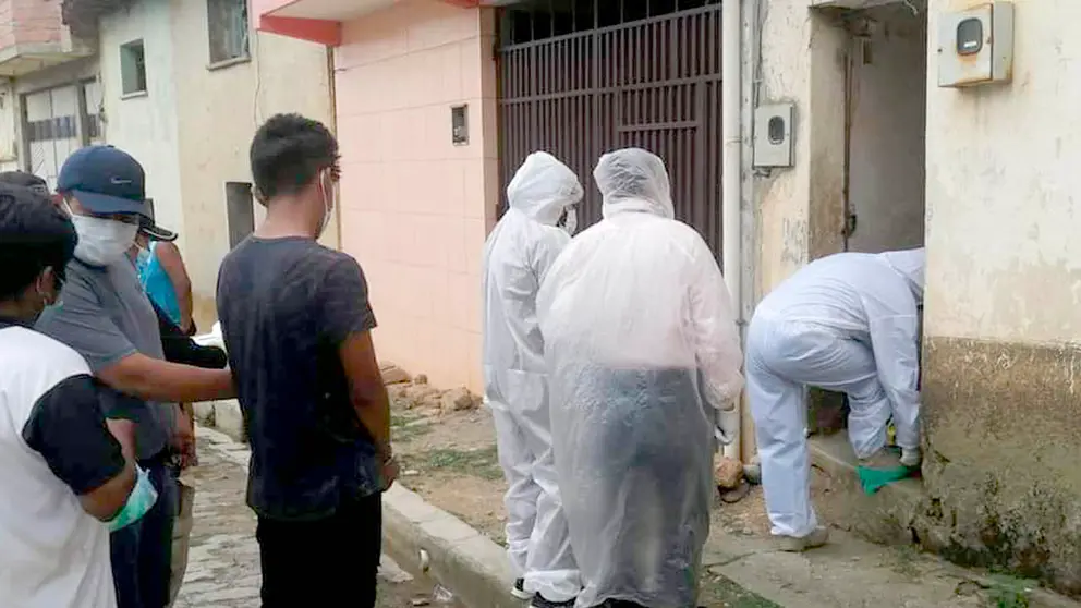 Peritos procesan la escena del crimen en Chulumani, La Paz. RADIO YUNGAS