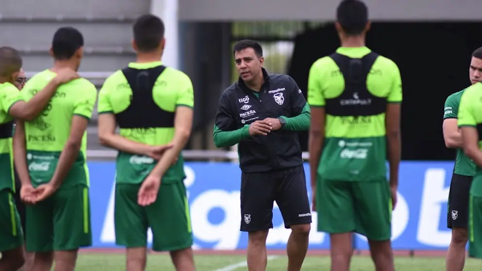 César Farías (centro) dirige la última práctica de la Selección Nacional antes del partido ante Ecuador. FBF