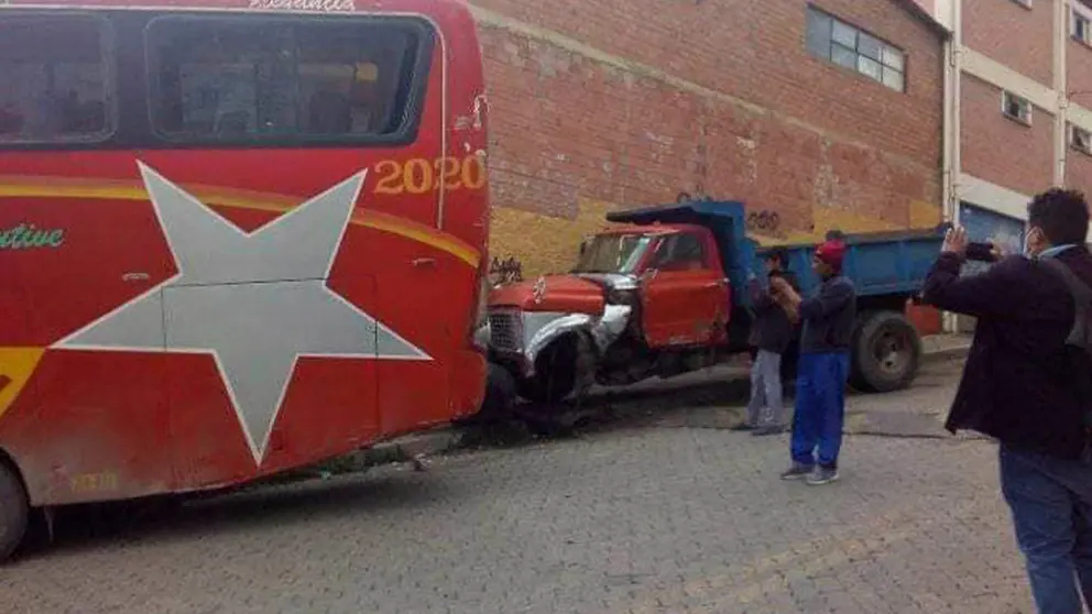 Un bus se estrell&oacute; contra el muro de un colegio en Villa F&aacute;tima. URGENTEBO