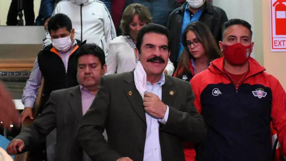 El alcalde Manfred Reyes Villa al salir de su audiencia. Dico Sol&iacute;s