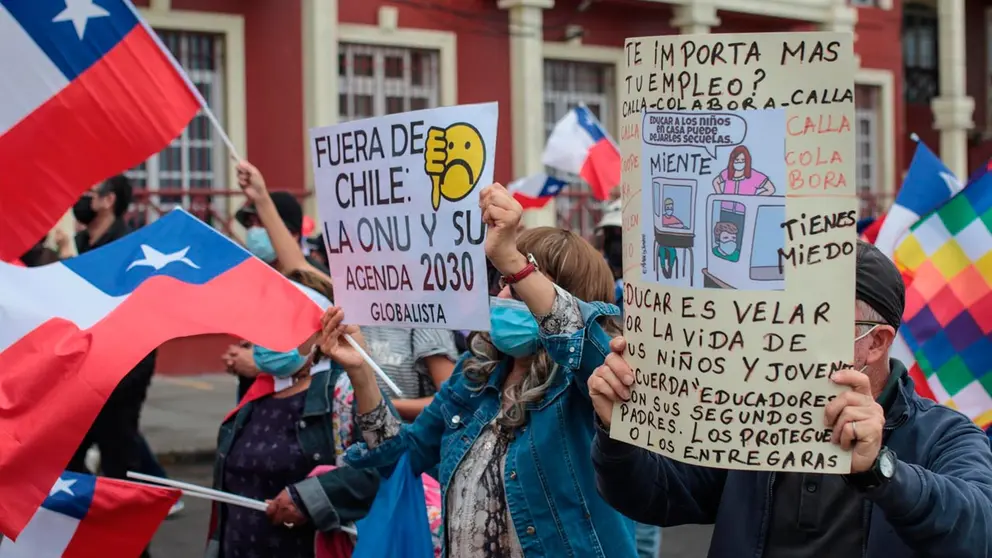 Manifestantes en contra de la migración participan en una marcha.    FUENTE- EFE