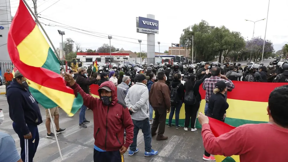 Bloqueos en la avenida Circulaci&oacute;n, donde hubo enfrentamientos entre polic&iacute;as y vecinos.