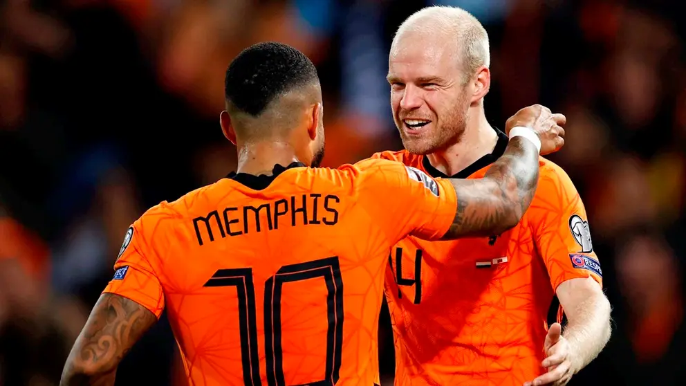 Memphis Depay y Davy Klaassen celebran una conquista de Países Bajos por las clasificatorias europeas al Mundial Catar 2022. EFE