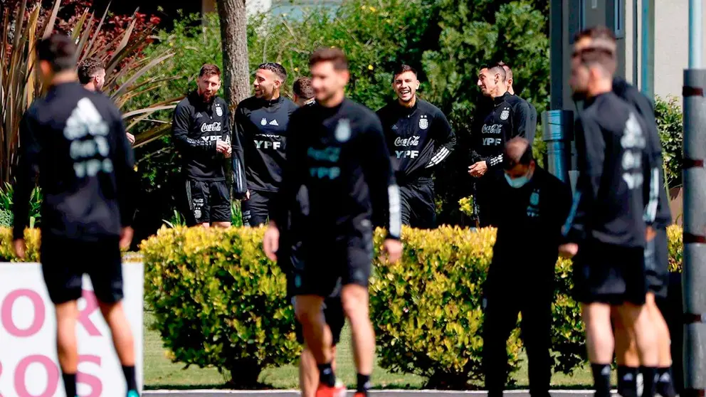 Jugadores de la selección Argentina participan en un entrenamiento hoy, en el predio de la Asociación del Fútbol Argentino (AFA) en Ezeiza, provincia de Buenos Aires (Argentina). EFE