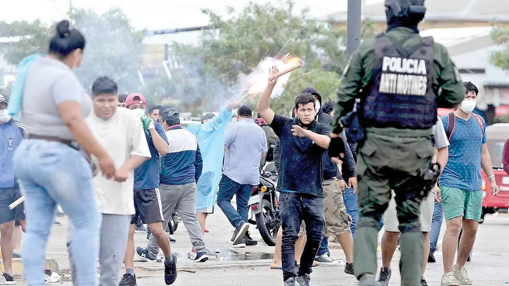 Un enfrentamiento en Santa Cruz entre quienes rechazan y apoyan el paro.  APG