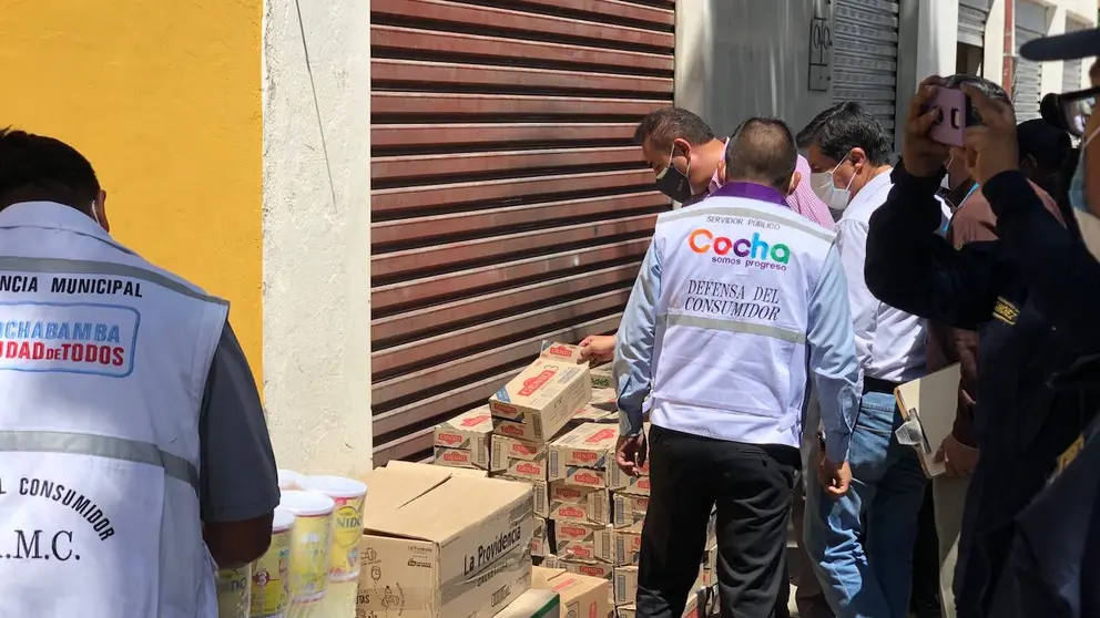 Personal de Defensa al Consumidor haciendo la retenci&oacute;n de productos argentinos. Foto: GAMC.