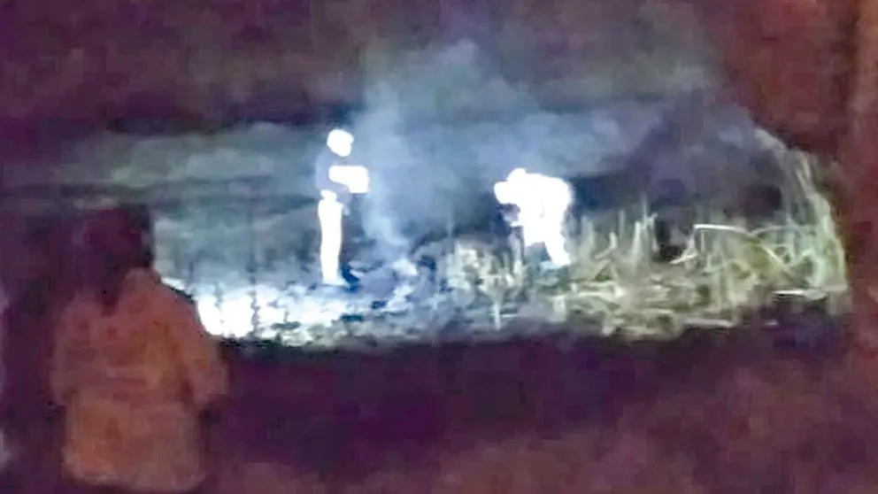 Policía realiza el levantamiento legal del cadáver en la laguna Alalay. CORTESÍA