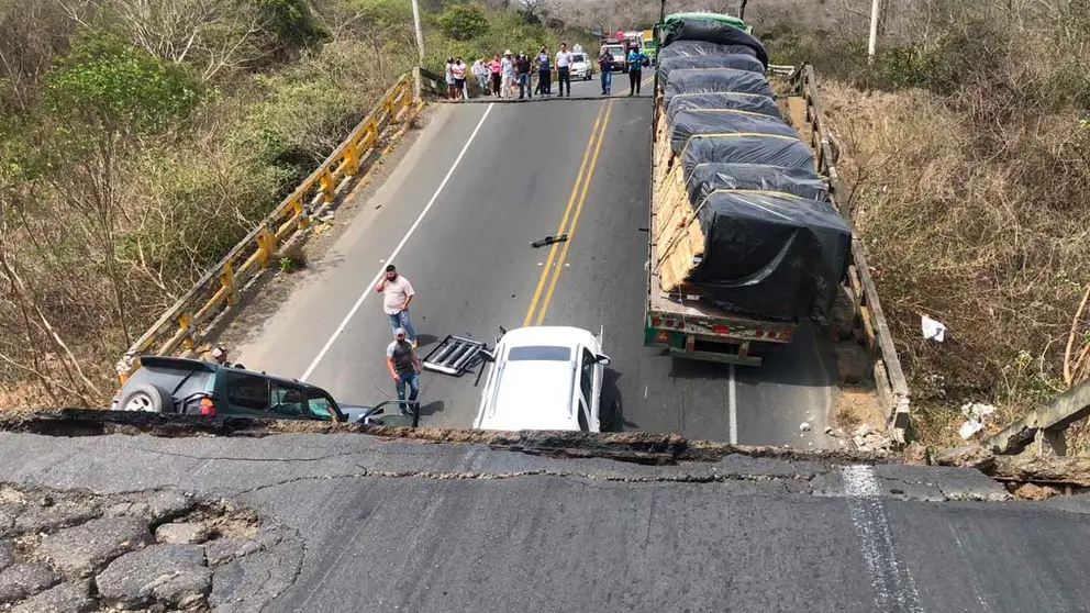 Fotografía cedida por el Servicio de emergencias Ecuador -911 de tres vehículos que quedaron atrapados hoy al derrumbarse un puente en una carretera que une las localidades de Montecristi y Jipijapa, en la provincia costera de Manabí.EFE