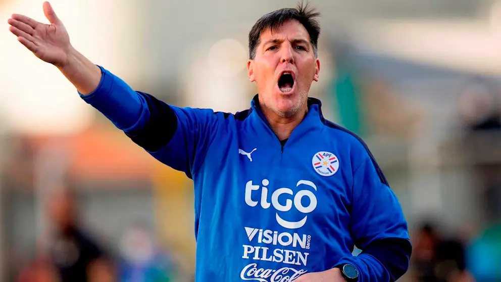 El entrenador Eduardo Berizzo de Paraguay da hoy indicaciones a sus jugadores contra Bolivia, durante un partido por las eliminatorias sudamericanas al Mundial de Catar 2022. EFE