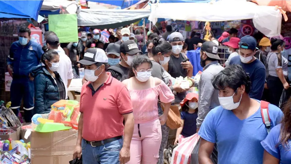 La población acude masivamente al mercado. ARCHIVO