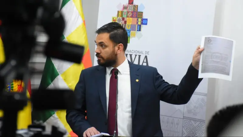 El ministro Eduardo del Castillo explica los detalles de la denuncia. APG