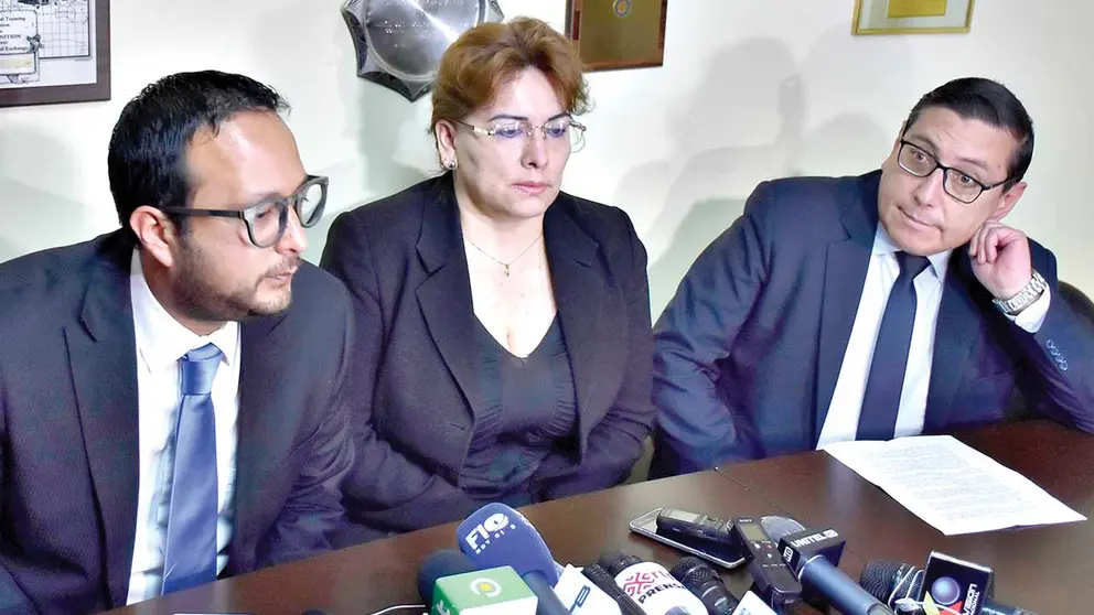 Abogados defensores de la expresidenta Jeanine Áñez, en conferencia de prensa, ayer. APG