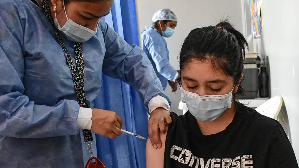 Una persona recibe la tercera dosis de la vacuna contra la COVID-19 en Cochabamba. DICO SOLÍS