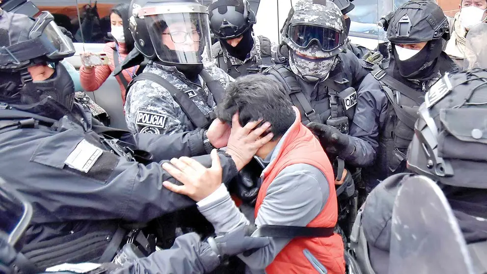 El periodista Carlos Quisbert es agredido por la Policía. APG