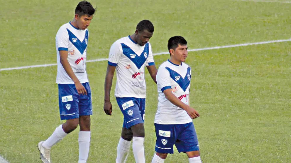 Los jugadores de San José dejan el terreno de juego tristes por el descenso. APG