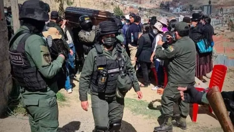 La Polic&iacute;a se lleva el f&eacute;retro con el cuerpo. Urgente.bo