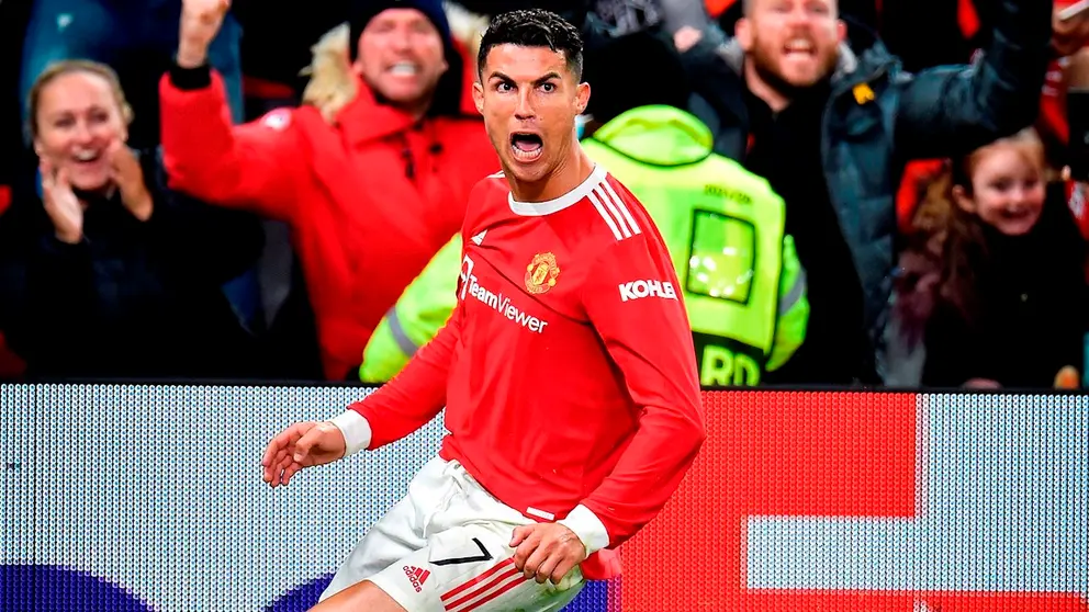 Cristiano Ronaldo celebra su gol que significó el 3-2 del Manchester United sobre Atalanta por la Champions League. EFE