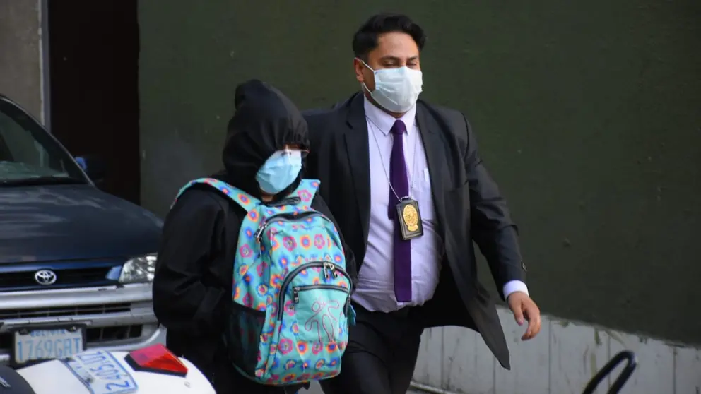 Momento del ingreso de la jueza Melina Lima a oficinas policiales. APG