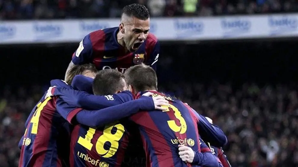 Jugadores del Barcelona festejan un gol en el triunfo 2-1 sobre Real Madrid por el clásico español de 2015, en el Camp Nou. ARCHIVO EFE