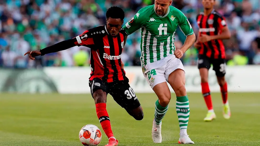 Una jugada del partido que Betis y Bayer Leverkusen empataron 1-1 por la UEFA Europa League. EFE