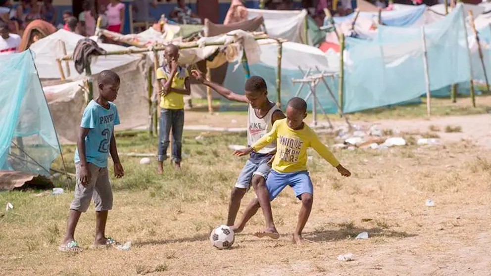 Fotografía de archivo de niños mientras juegan fútbol en las afueras de Les Cayes (Haití). EFE