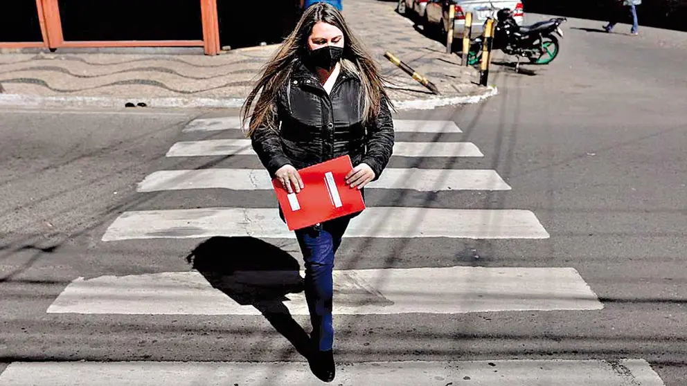 Una mujer cruza una calle por el centro de Asunción (Paraguay). EFE