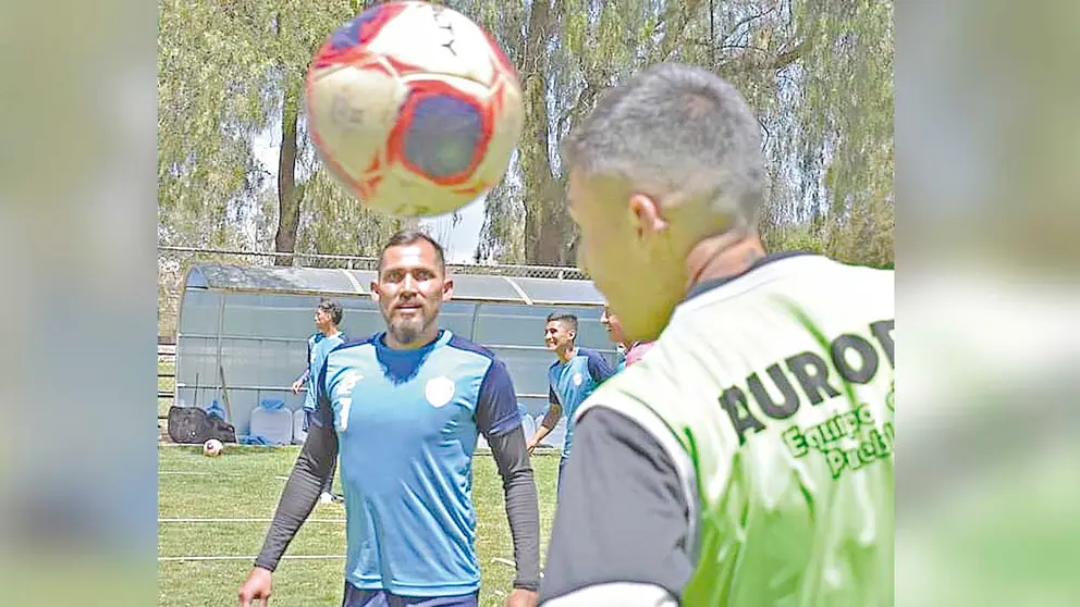 Foto referencial de una sesión de práctica de los jugadores de Aurora. ARCHIVO PRENSA AURORA