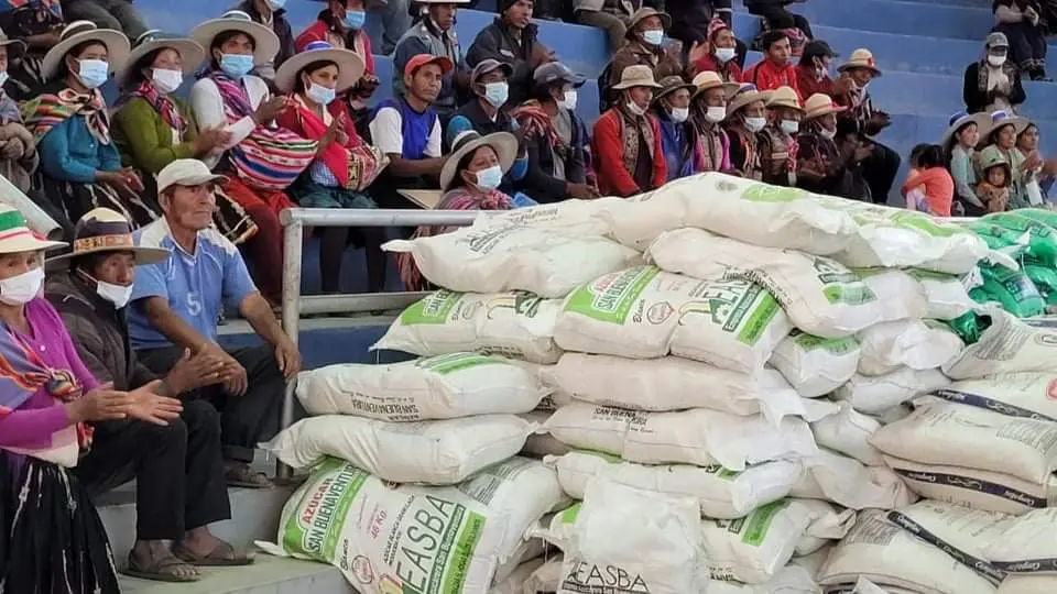 Algunos de los alimentos donados a los pobladores de Tacopaya, Pasorapa y Bol&iacute;var. Gentileza