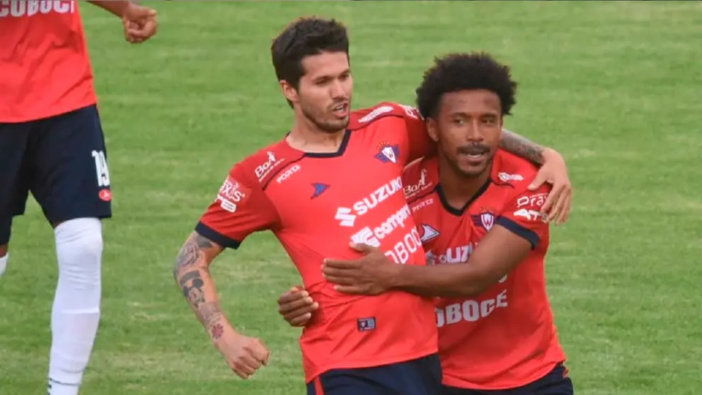 Patricio Rodr&iacute;guez (i) celebra con Ramiro Ballivi&aacute;n una de las anotaciones con que Wilstermann gole&oacute; 4-1 a Royal Pari por la Divisi&oacute;n Profesional. NO&Eacute; PORTUGAL